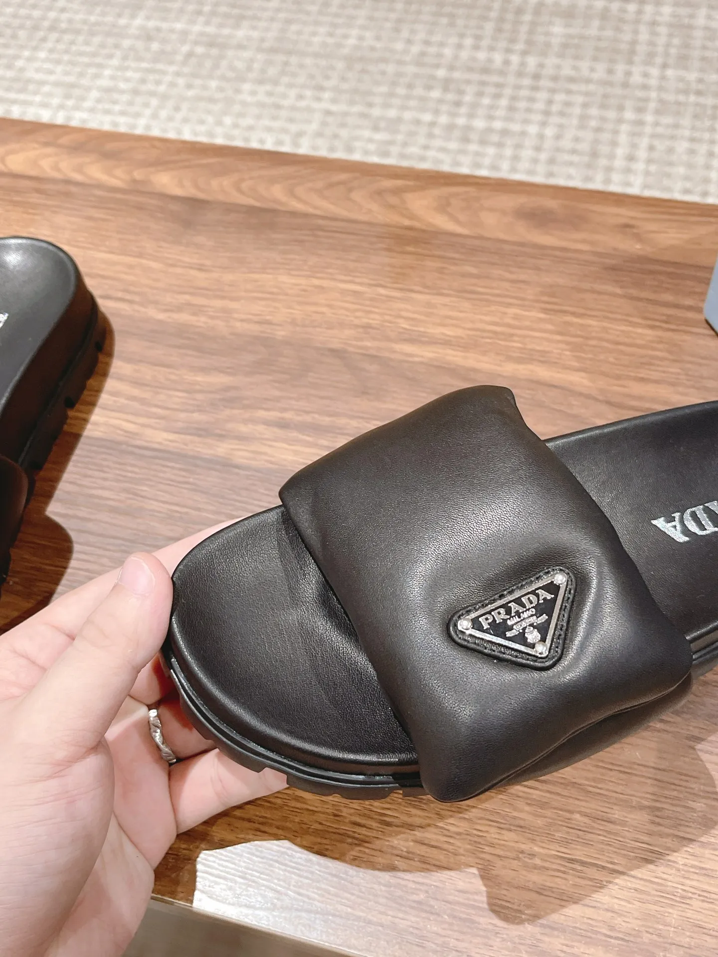 💕💕Factory direct selling price p440💕💕 💕💕Factory direct selling price pRADA Prada 2023 new bread slippers, super soft and comfortable item. Both the upper and the lining are made of sheepskin, and the entire water table is wrapped in sheepskin🐏It seems simple, but relatively expensive❕The three layers of sponge inside are exclusively customized and the sole rubber foam Not ordinary 💕💕Factory direct selling price pU foam bottom strictly follows the essence of the original version! Size：35-41M